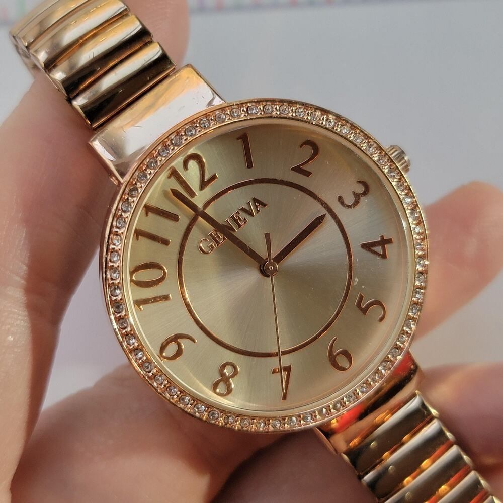 Vintage Geneva Womens Watch Gold Tone 38mm Champagne Dial Gemmed Quartz Bracelet